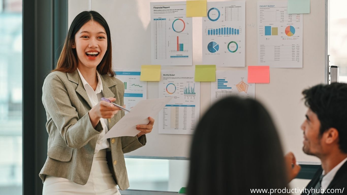 El liderazgo femenino está transformando la forma de dirigir equipos en el mundo empresarial y emprendedor. Hoy, más mujeres están asumiendo roles de liderazgo y demostrando que la empatía, la resiliencia y la visión estratégica son claves para construir organizaciones más humanas y productivas. En este artículo descubrirás qué distingue al liderazgo femenino, cuáles son sus principales desafíos y qué estrategias prácticas puedes aplicar para dirigir equipos con éxito en un entorno competitivo.